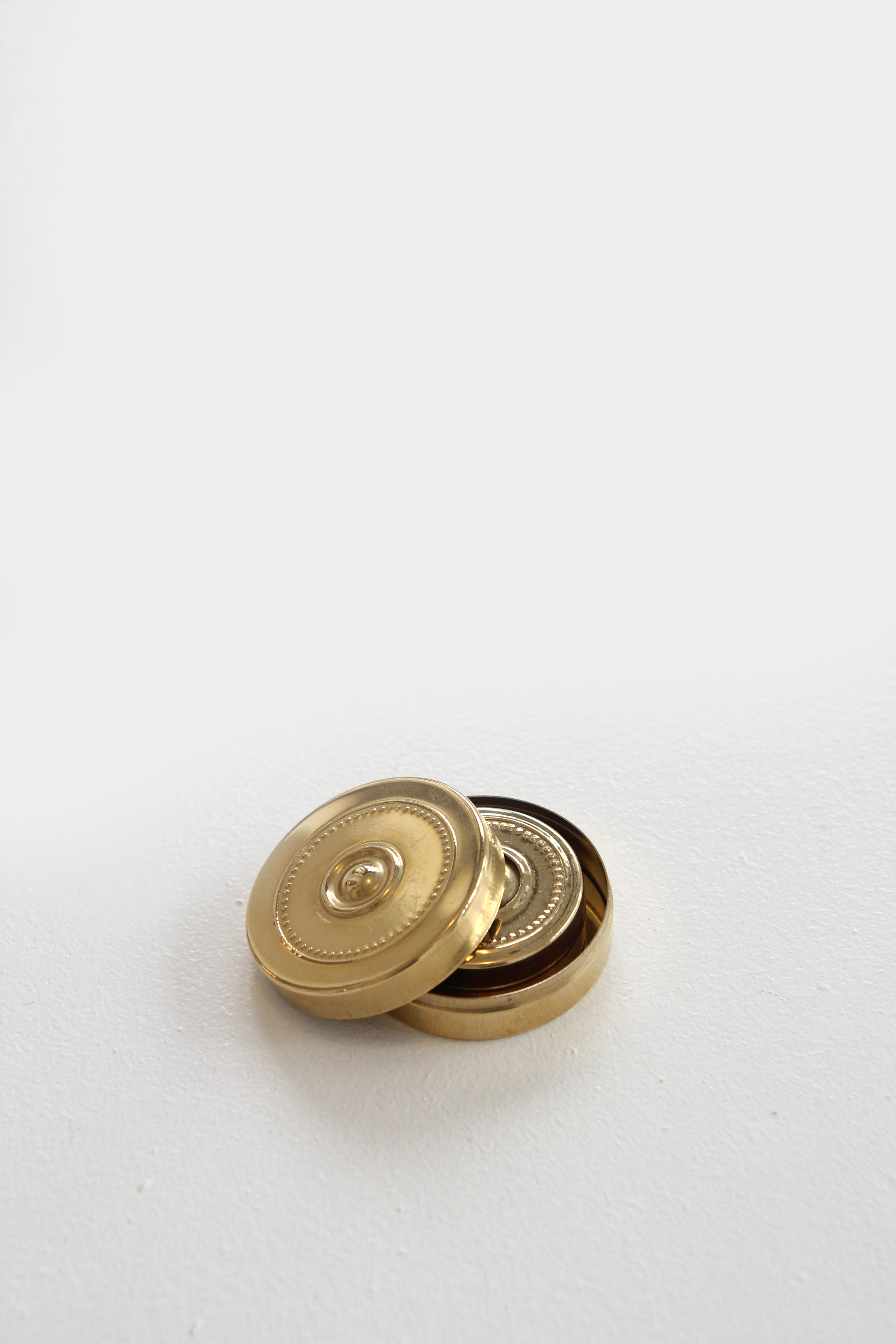 brass case - round
