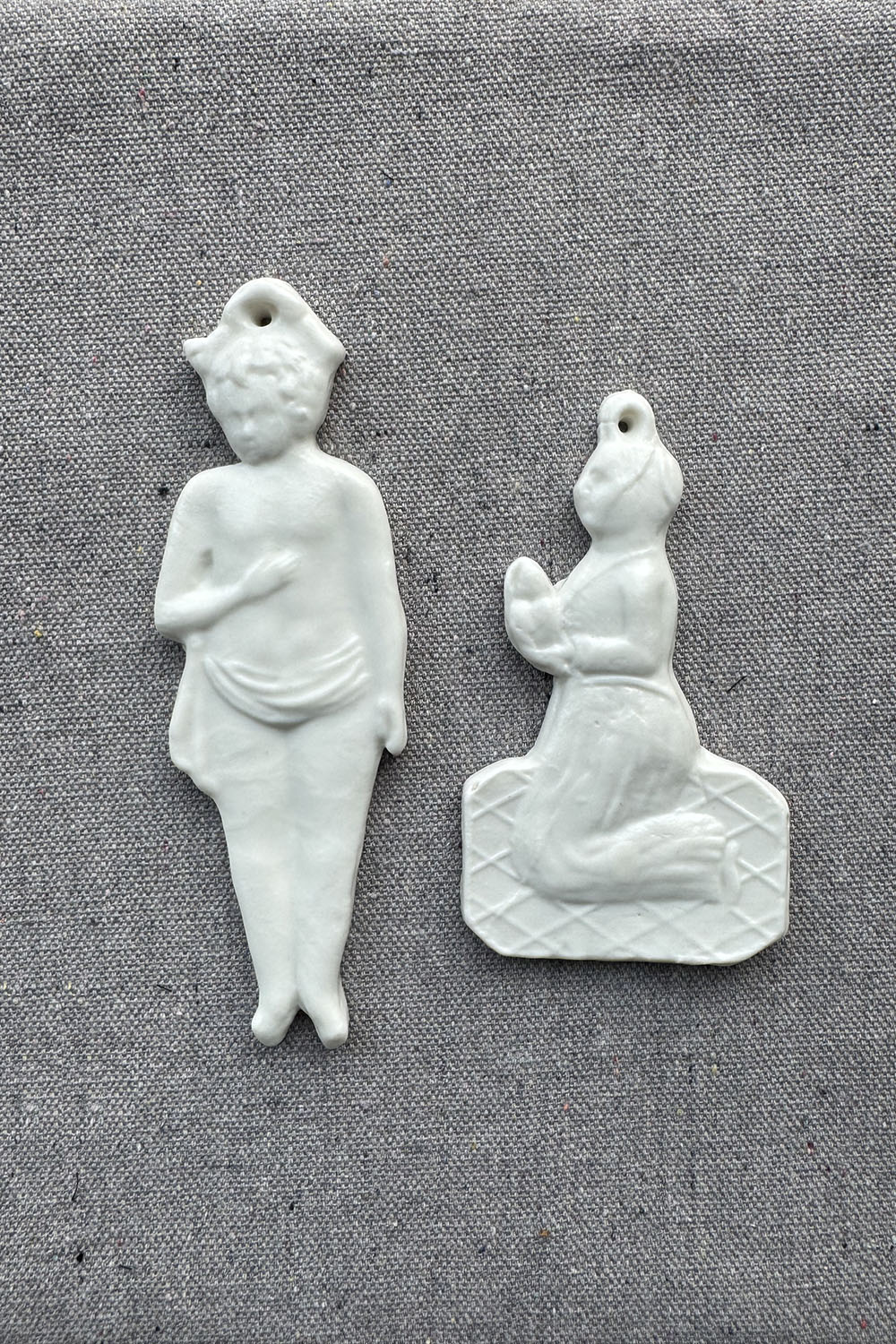 ceramic wall ornament - pray