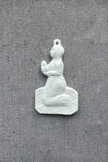 ceramic wall ornament - pray